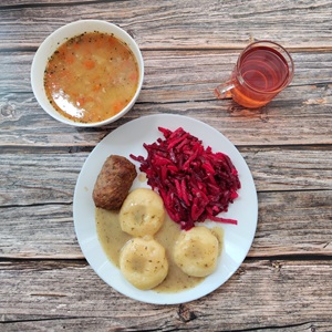 Zdjęcie przedstawia dietę podstawową Zupa grochowa z ziemniakami Kluski śląskie Zrazik wieprzowy pieczony Sos koperkowy dieta Sałatka z buraków i jabłka (z olejem) Kompot owocowy z jabłkami